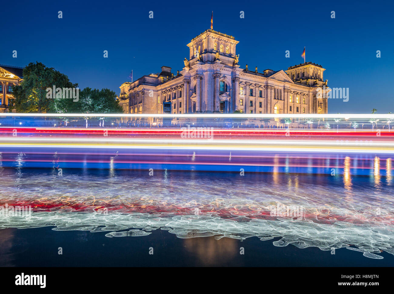 La vue classique du quartier du gouvernement de Berlin moderne avec le célèbre palais du Reichstag et la rivière Spree dans crépuscule, Berlin, Allemagne Banque D'Images