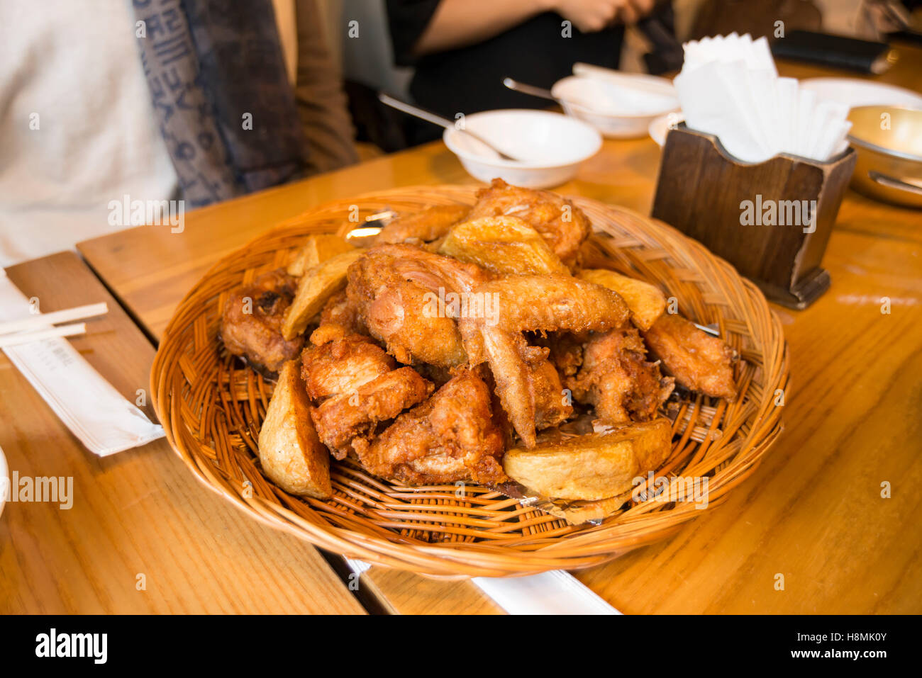 Morceaux de poulet frit et les quartiers de pommes de terre dans un panier, Gyeyeolsa (ancien restaurant de poulet Poulet Cheers), Buamdong, Séoul, Corée Banque D'Images