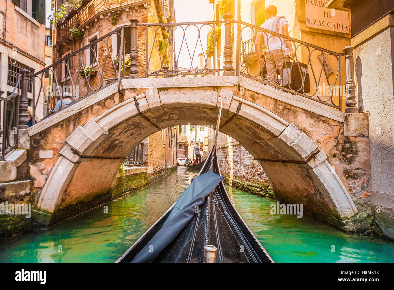 Gondoles traditionnelles sur canal étroit dans la belle lumière du soir d'or au coucher du soleil en été à Venise, Italie Banque D'Images
