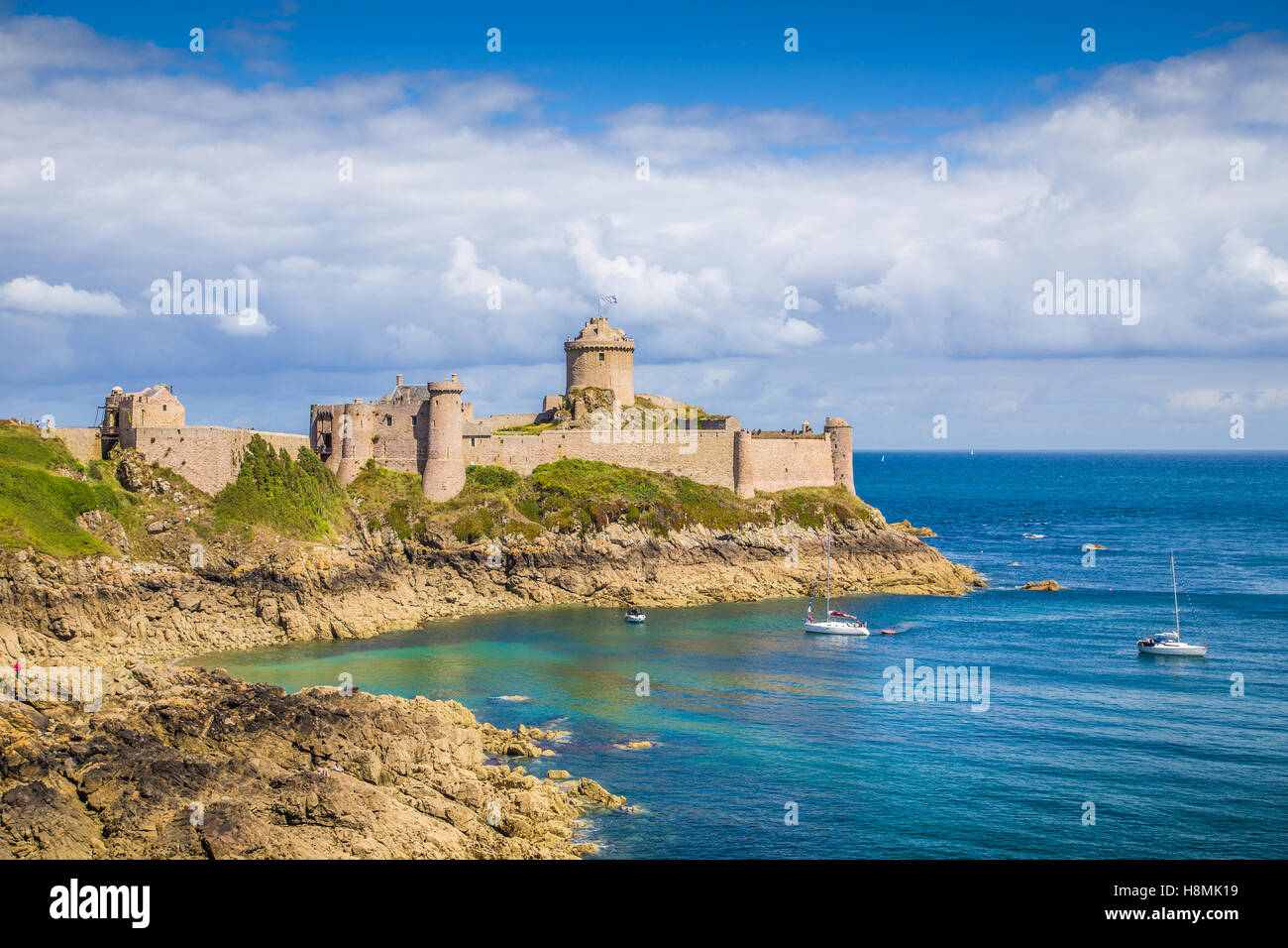 La vue classique du célèbre Fort-La-Latte château sur la Côte d'Emeraude, commune de Fréhel, Côtes-d'Armor, Bretagne, France Banque D'Images