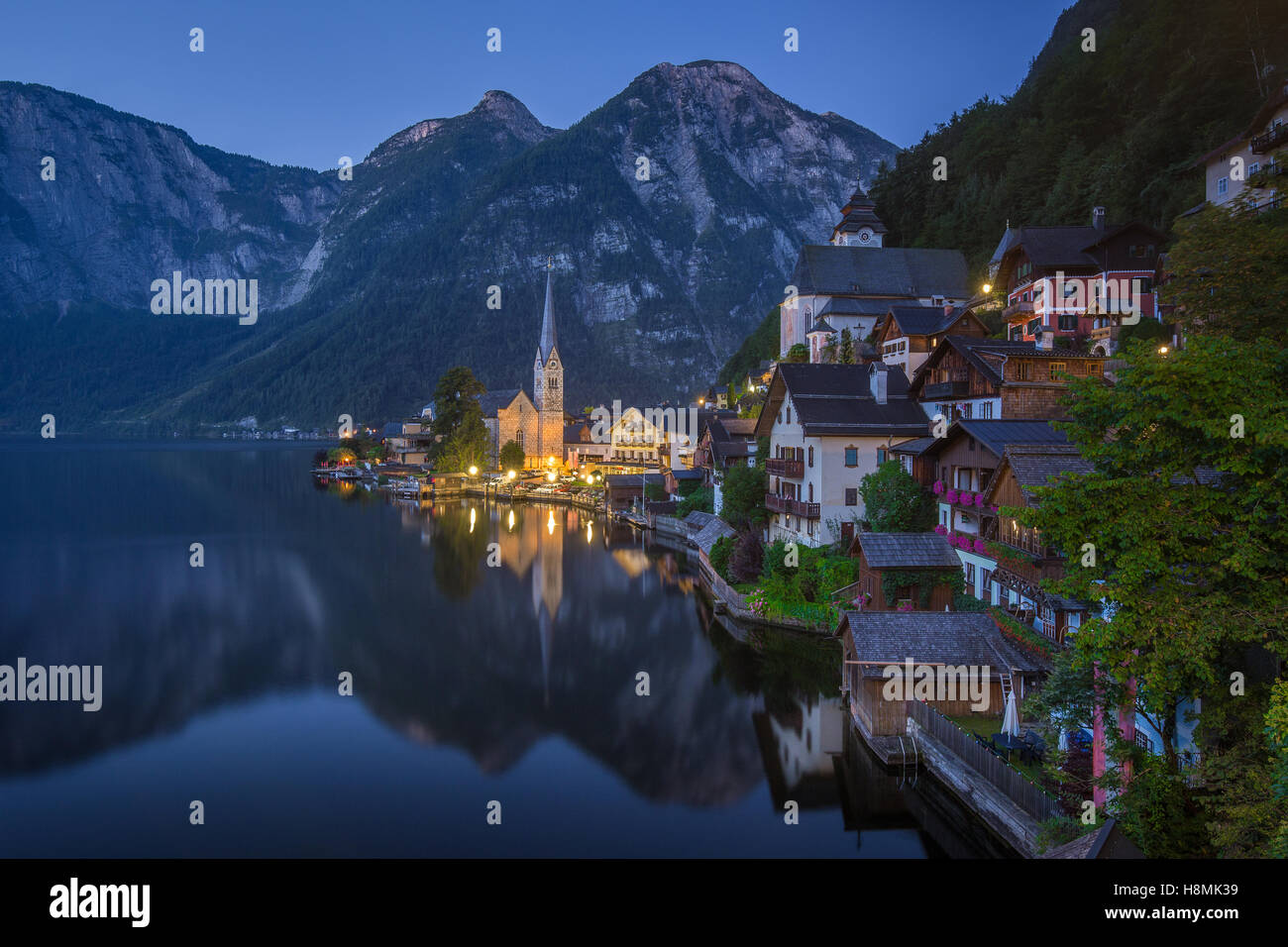 Carte postale panoramique vue du célèbre village au bord du lac de Hallstatt avec Hallstatter Lake dans les Alpes dans le crépuscule du Salzkammergut, Autriche Banque D'Images