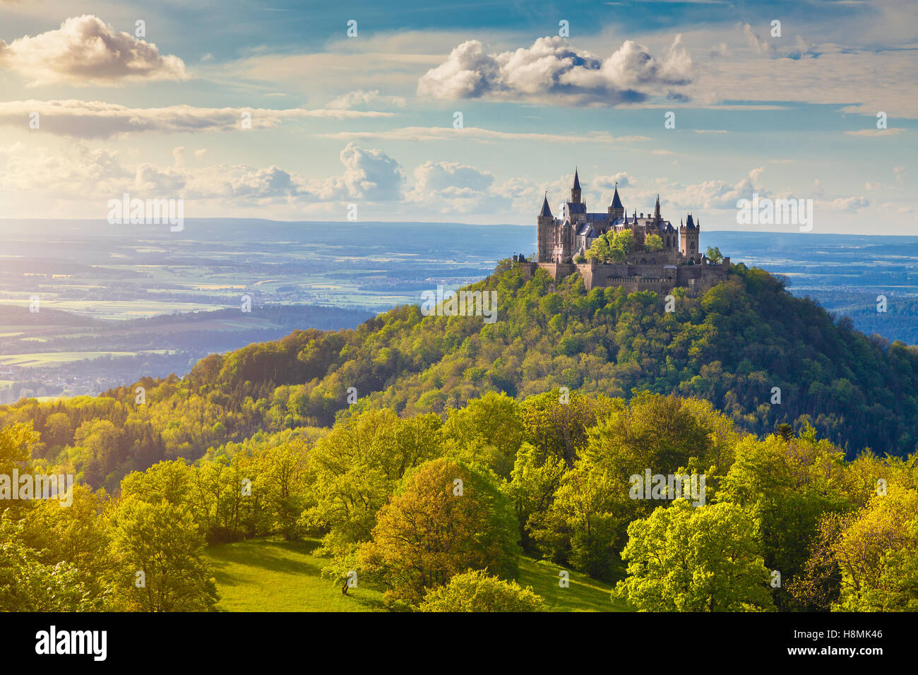 La vue classique du célèbre Château de Hohenzollern, l'un des châteaux les plus visités, au coucher du soleil, Baden-Wurttemberg, Allemagne Banque D'Images
