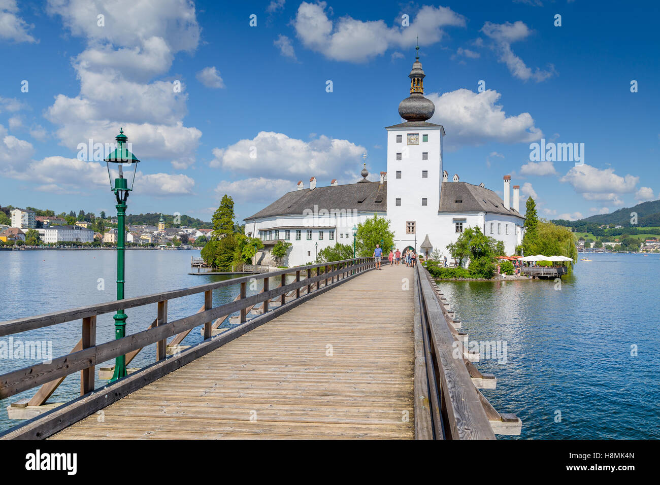 Belle vue sur célèbre Schloss Ort avec pont en bois sur le lac Traunsee lors d'une journée ensoleillée avec ciel bleu et nuages en été, Gmunden, Haute Autriche Banque D'Images