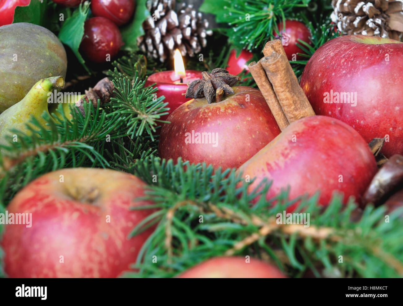 Fruits de saison et les épices dans la décoration de Noël et des bougies Banque D'Images