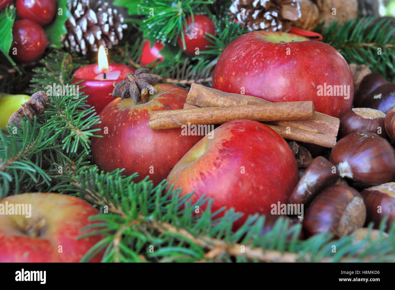 Les pommes, la cannelle, et de châtaignes en décoration de Noël Banque D'Images