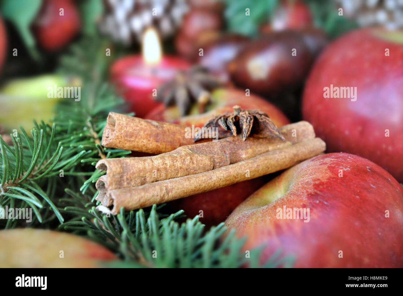 Cannelle et anis sur pommes rouges en décoration de Noël Banque D'Images