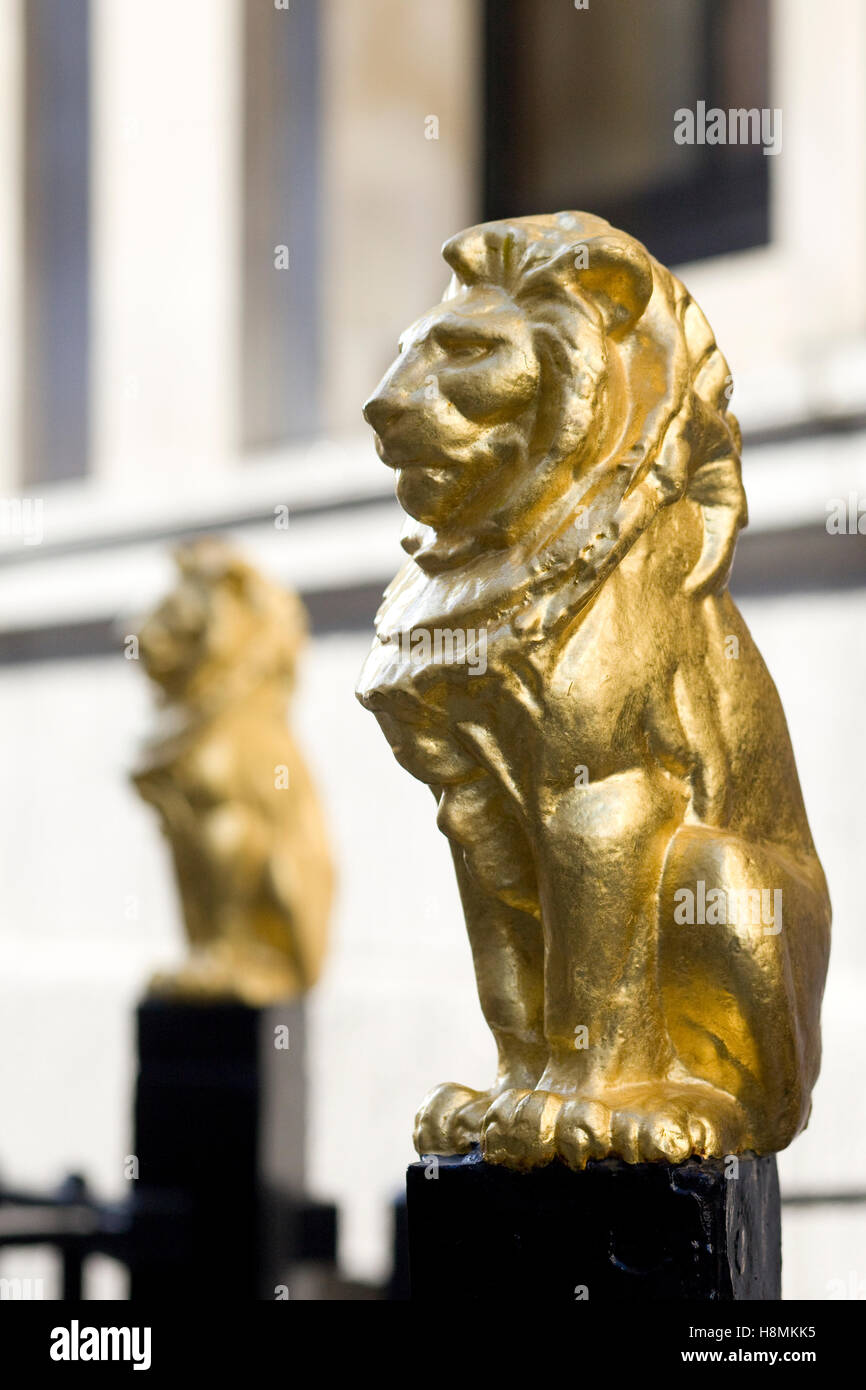 Lion doré à l'extérieur des salles de barreau Banque D'Images Lion doré à l'extérieur des salles de barreau Banque D'Images