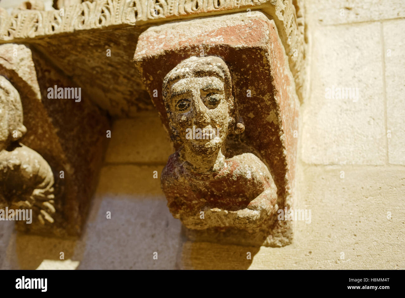 Maintenant dans le Cloisters museum, un 13e siècle sculpture d'une femme une fois ornés l'extérieur d'une église à Zamora, Espagne. Banque D'Images