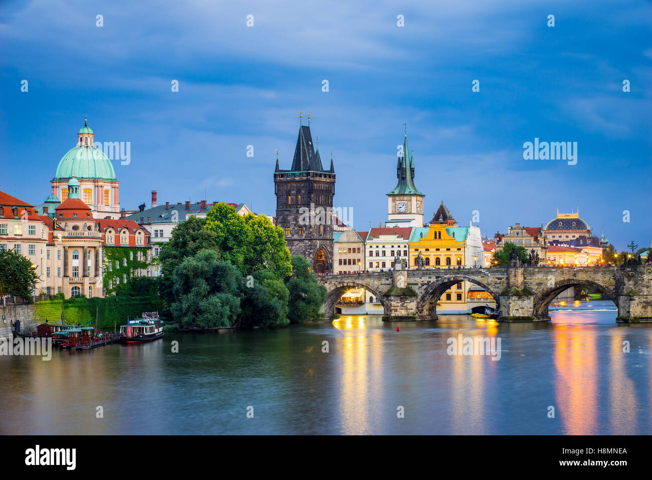 Vue de la rivière Vltava et le Pont Charles à la tombée de la Prague République Tchèque Europe Banque D'Images