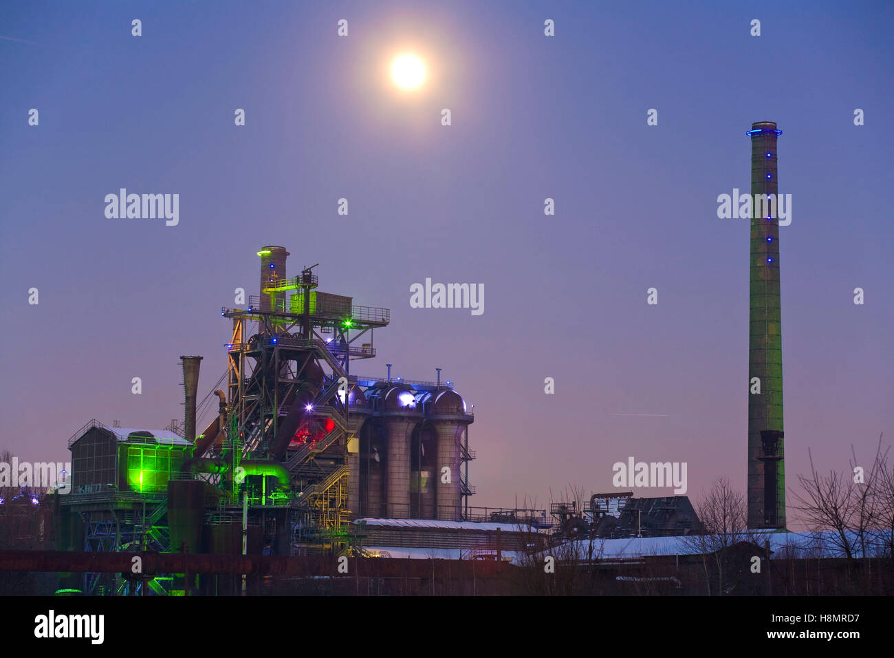 L'Allemagne, la région de la Ruhr, Duisburg, Duisburg-Nord Country Park avec light-show par Jonathan Park, ancien haut fourneau travaille Thyssen Banque D'Images