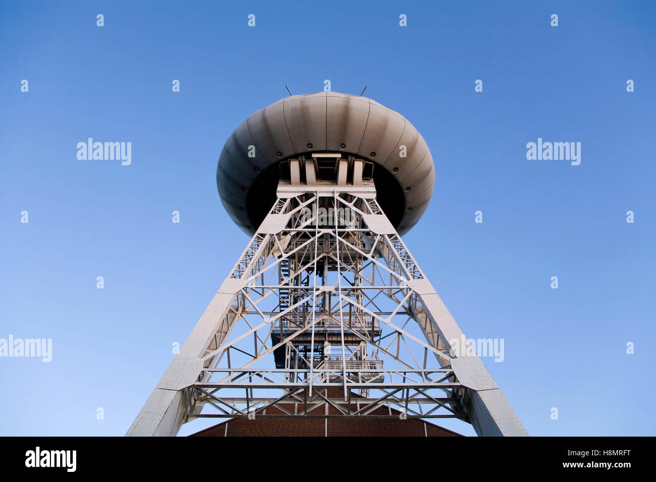 L'Allemagne, la Ruhr, centre de la technologie de l'Luentec, l'OVNI de la designer Colani sur le dessus de l'ancienne tour d'enroulement. Banque D'Images