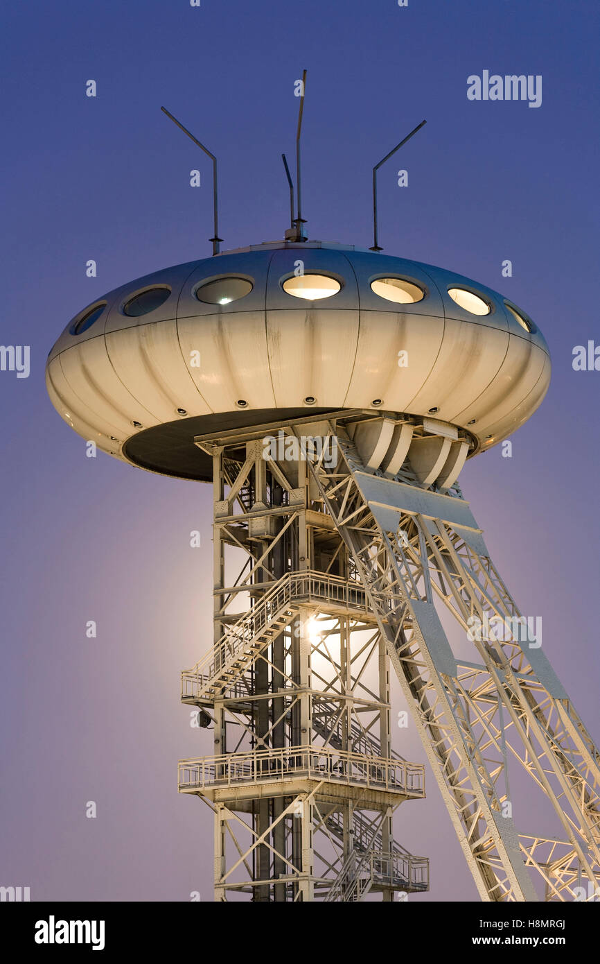 L'Allemagne, la Ruhr, centre de la technologie de l'Luentec, l'OVNI de la designer Colani sur le dessus de l'ancienne tour d'enroulement. Banque D'Images