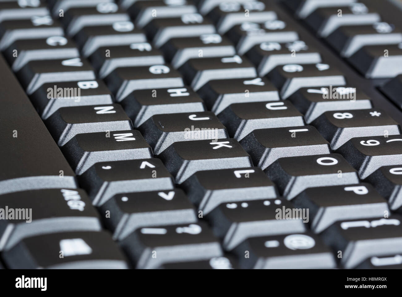 Clavier ordinateur noir avec lettres blanches. Banque D'Images