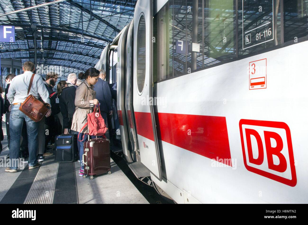 Attention : frais minimum de EUR 30,00. Les passagers de train entrez dans un train à la gare principale de Berlin, 26 septembre 2016. Dans le monde d'utilisation | Banque D'Images