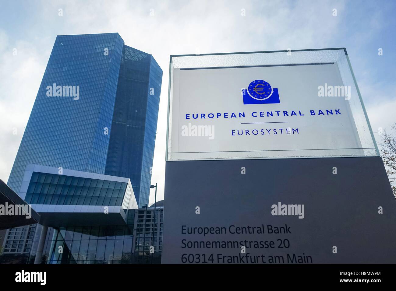 Allemagne : l'entrée principale de la Banque centrale européenne (BCE) à Francfort, siège de la Hesse. Photo de 16. Octobre 2016. Dans le monde d'utilisation | Banque D'Images