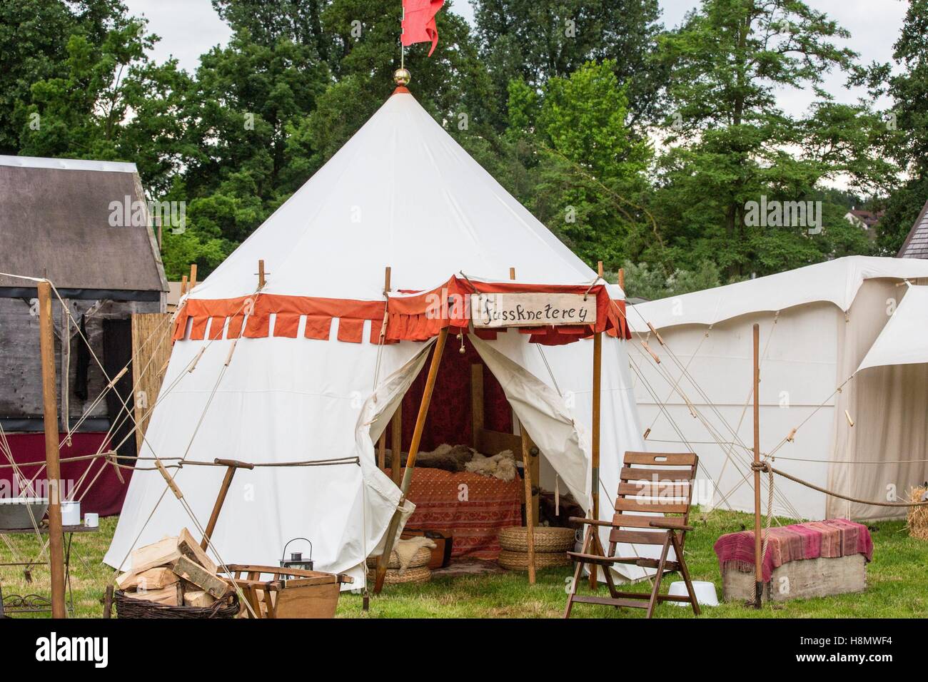 Tentes médiévale à un marché médiéval, Waiblingen Allemagne, 25 juin 2016.  Dans le monde d'utilisation | Photo Stock - Alamy