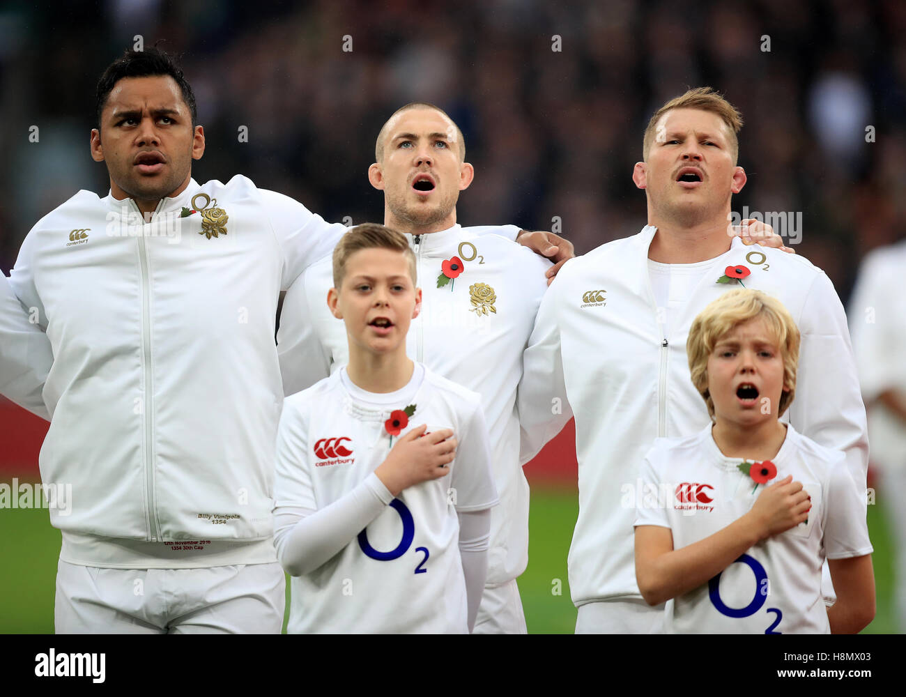 Dylan Hartley de l'Angleterre (à droite), Mike Brown (au centre) et Billy Vunipola (à gauche) pendant l'hymne national Banque D'Images