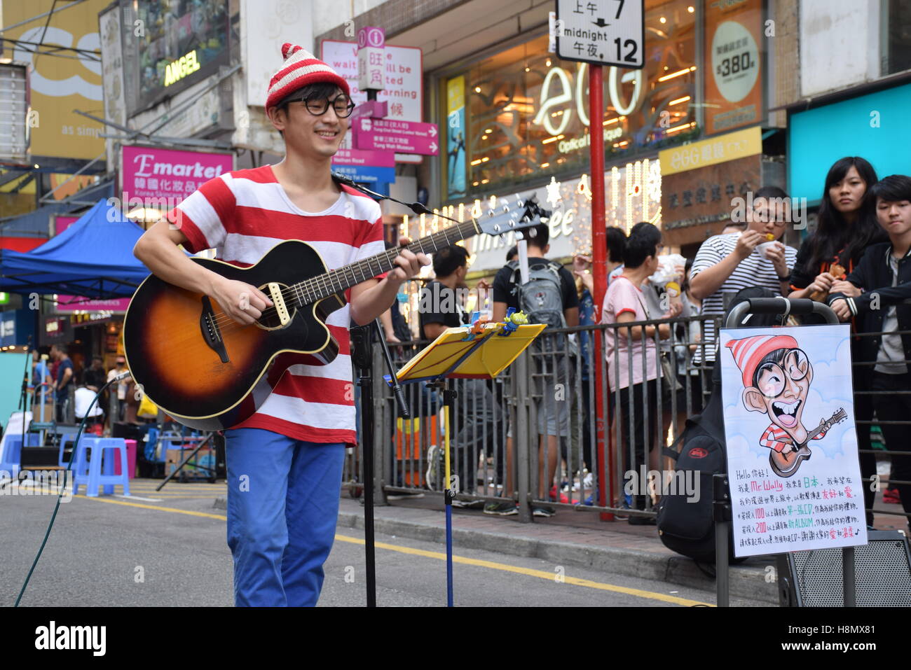 Hong Kong, Chine - jeune asiatique qui joue de la guitare et chanter dans  la rue avec sa caricature Photo Stock - Alamy