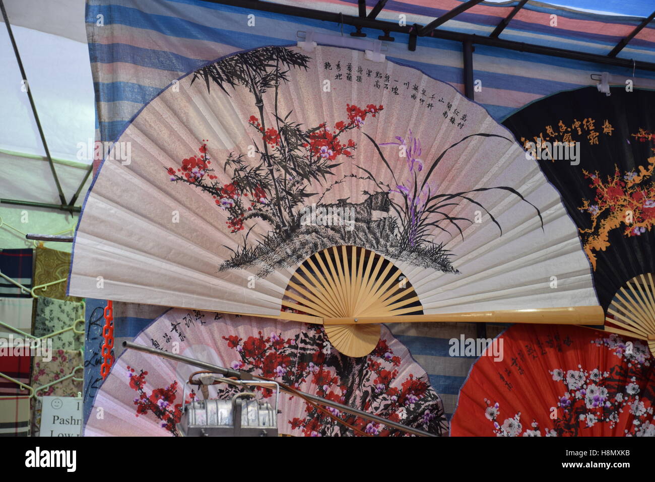 Ventilateur typiquement chinois dans une échoppe de marché à hong kong, Chine Banque D'Images