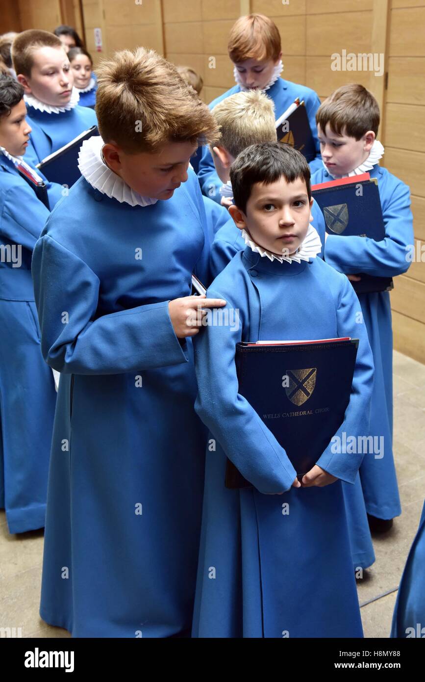 Les choristes de l'assemblage pour garçon messe répétition en la chanson l'école à la cathédrale de Wells. Plus de contrôle sur les plus jeunes choriste garçon. Banque D'Images