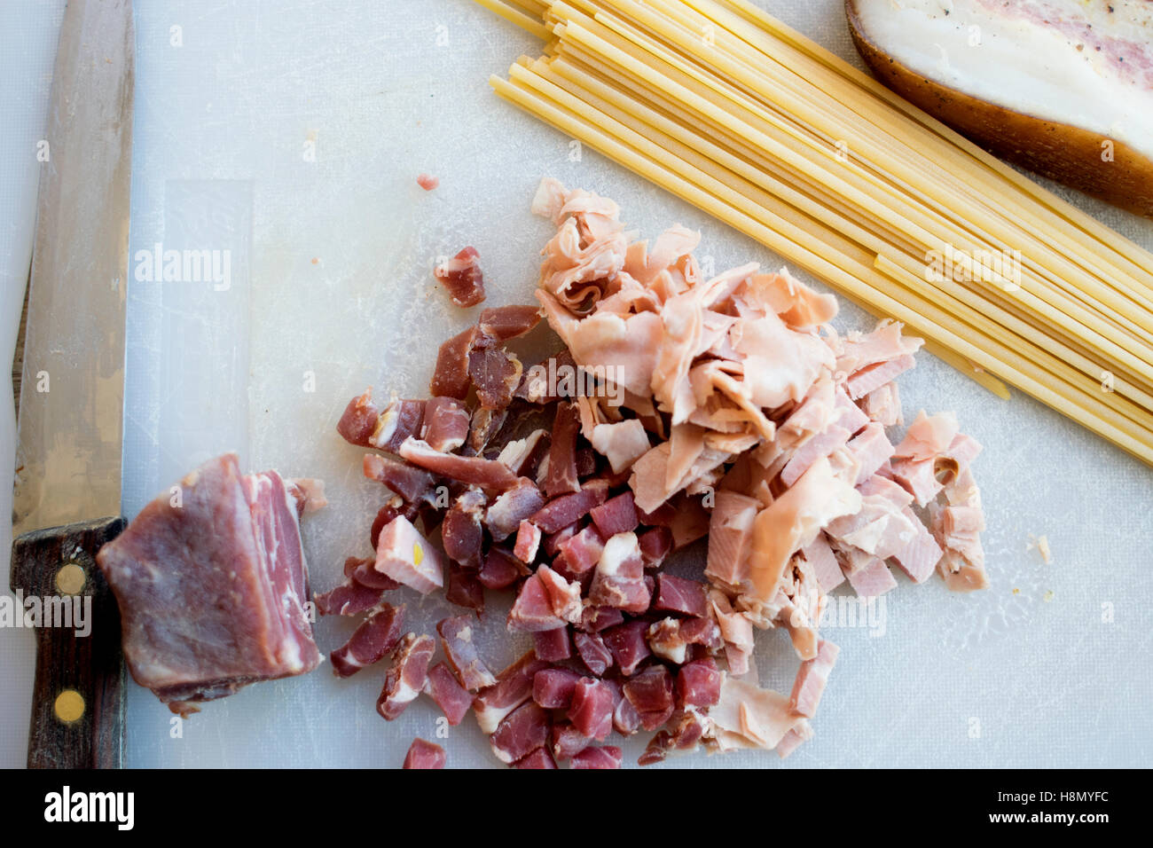 Des ingrédients pour préparer l'amatriciana bucatini Banque D'Images