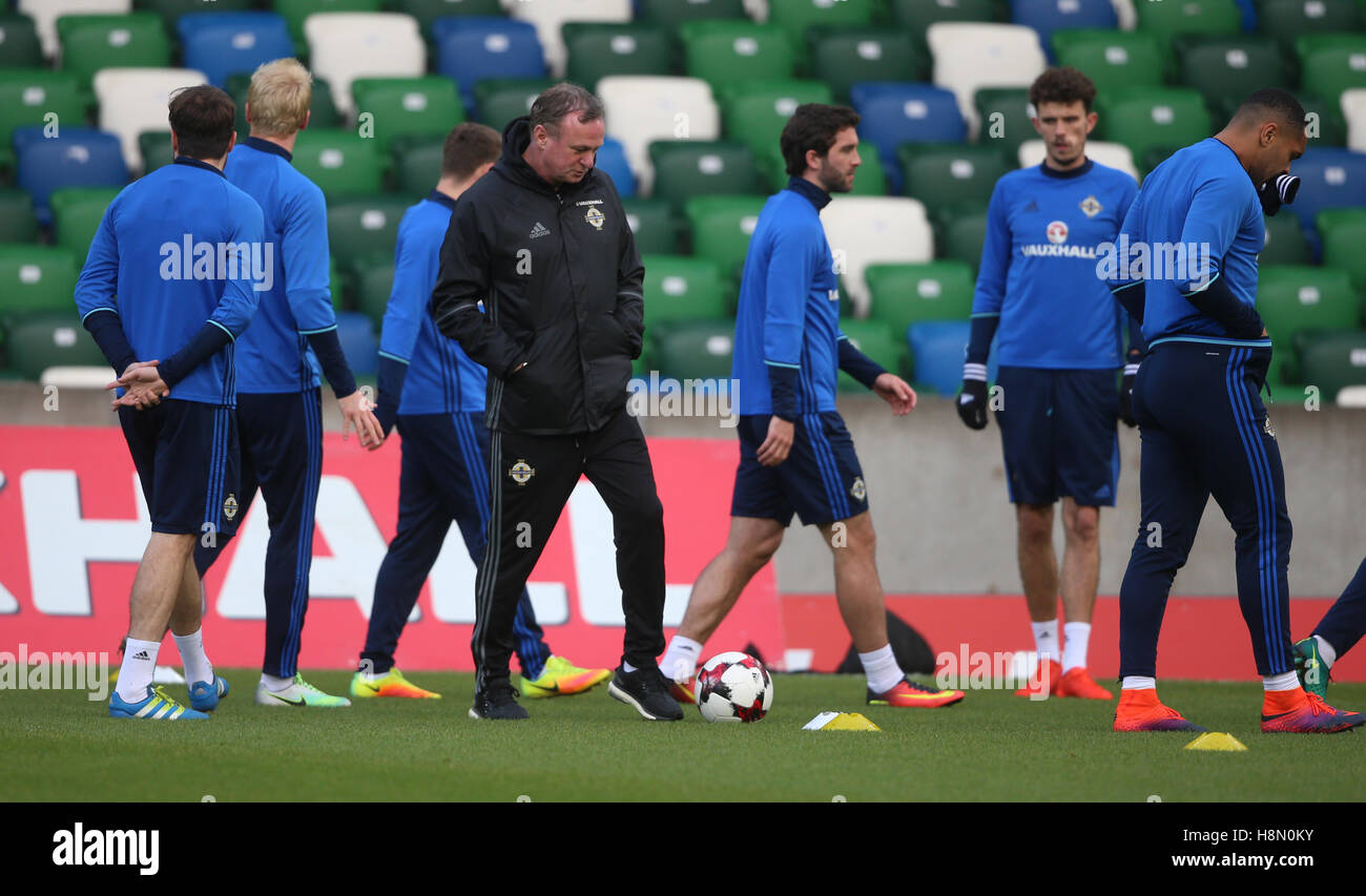 L'Irlande du Manager Michael O'Neill lors d'une session de formation à Windsor Park, Belfast. Banque D'Images