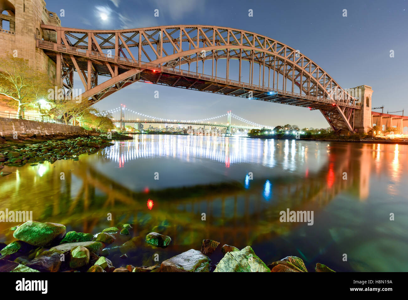Hell Gate Bridge et Triboro Bridge at night, à Astoria, Queens, New York. Banque D'Images