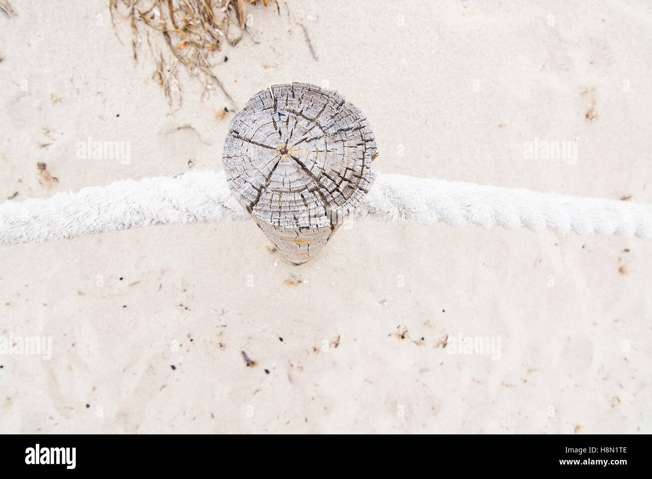 Pôle bois de plage et de sable clôture corde à Minorque, Îles Baléares, Espagne. Banque D'Images