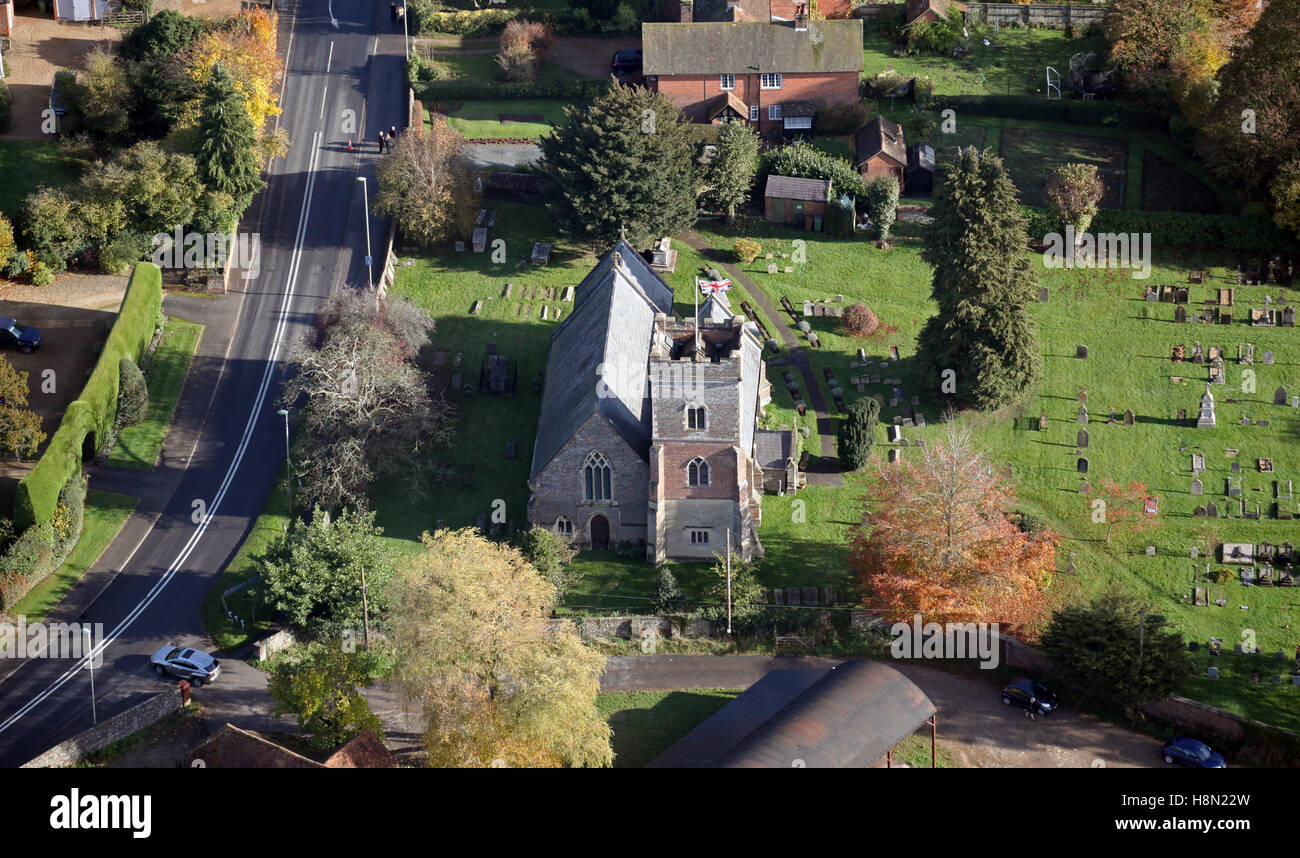 Vue aérienne de l'église St Bartholomews à Fawley, Oxfordshire, UK Banque D'Images