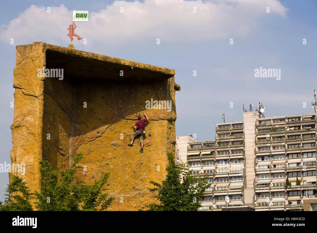 Allemagne, Dortmund, mur d'escalade en face de l'Hannibal immeuble de grande hauteur dans le quartier Dorstfeld. Banque D'Images