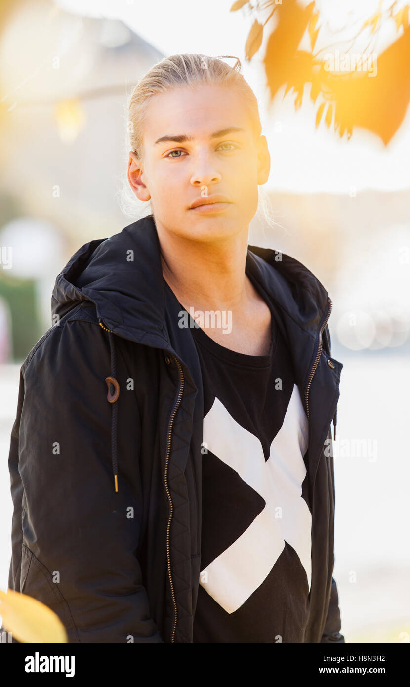 Portrait of blond teenage boy (16-17) Banque D'Images