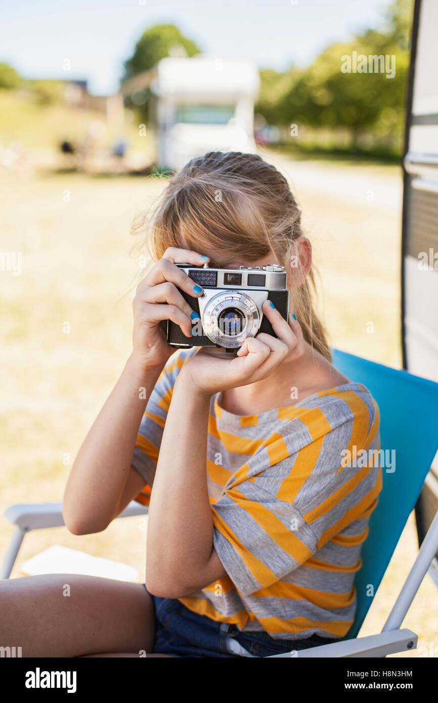Teenage girl (16-17) taking photo avec l'appareil photo Banque D'Images