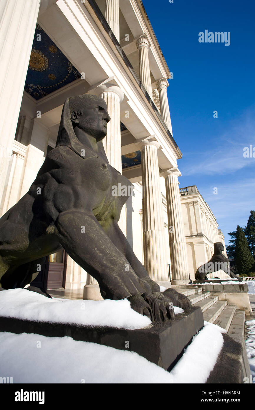 Allemagne, Essen, l'établissement Villa Huegel, ancien hôtel particulier de la famille de l'industriel Krupp, statue d'un sphinx. Europa, Deutschland, Ruhrg Banque D'Images