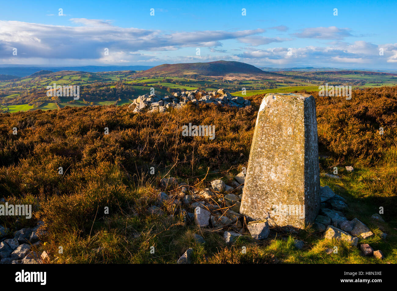 Trig point sur le sommet de la santé Mynd, Shropshire, en Angleterre, à la recherche d'Corndon Hill, au Pays de Galles, Royaume-Uni. Banque D'Images