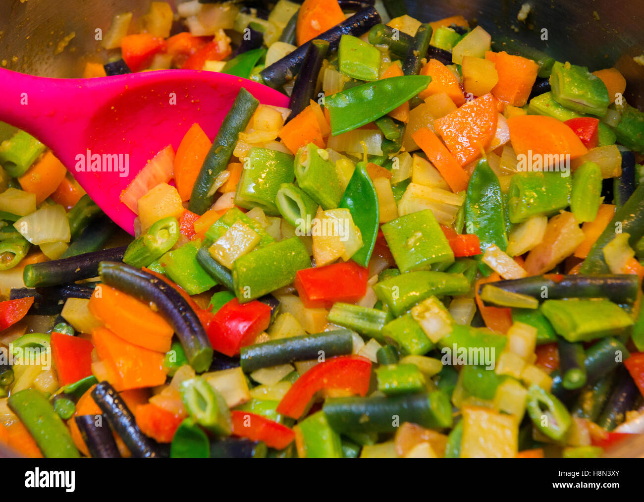 La cuisson des légumes hachés dans une casserole. Banque D'Images
