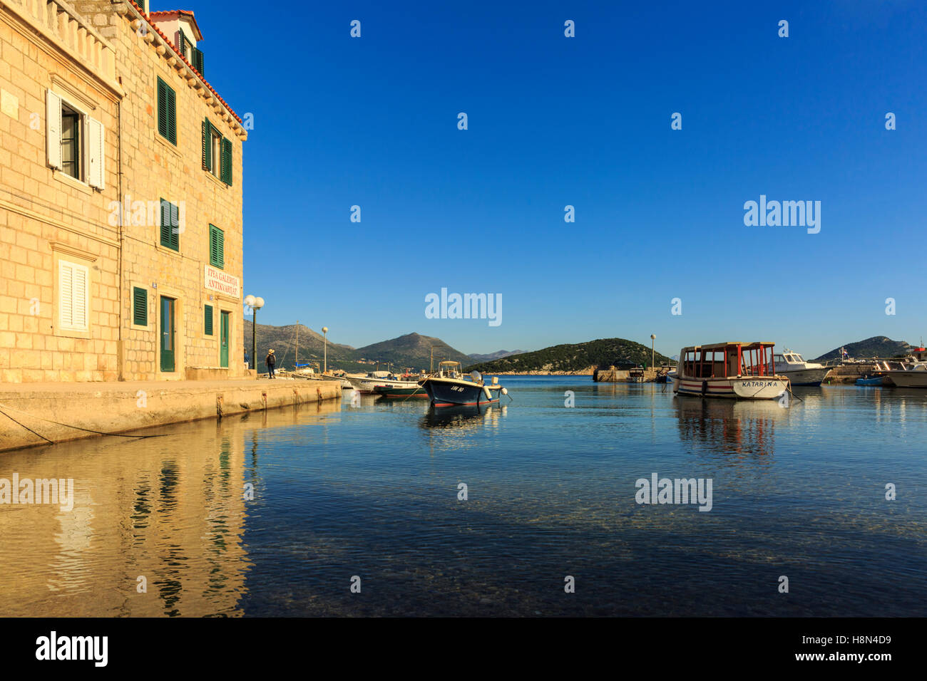 Bateaux en fin d'après-midi dans le port de l'île de Sipan, îles Elaphites, côte dalmate, en Croatie Banque D'Images