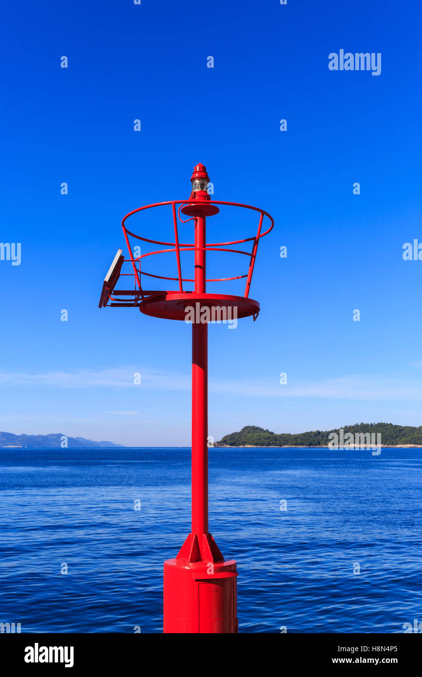 Le port de Port et regarder par mast peints en rouge, bleu contre la mer et le ciel en Croatie, Méditerranée Banque D'Images