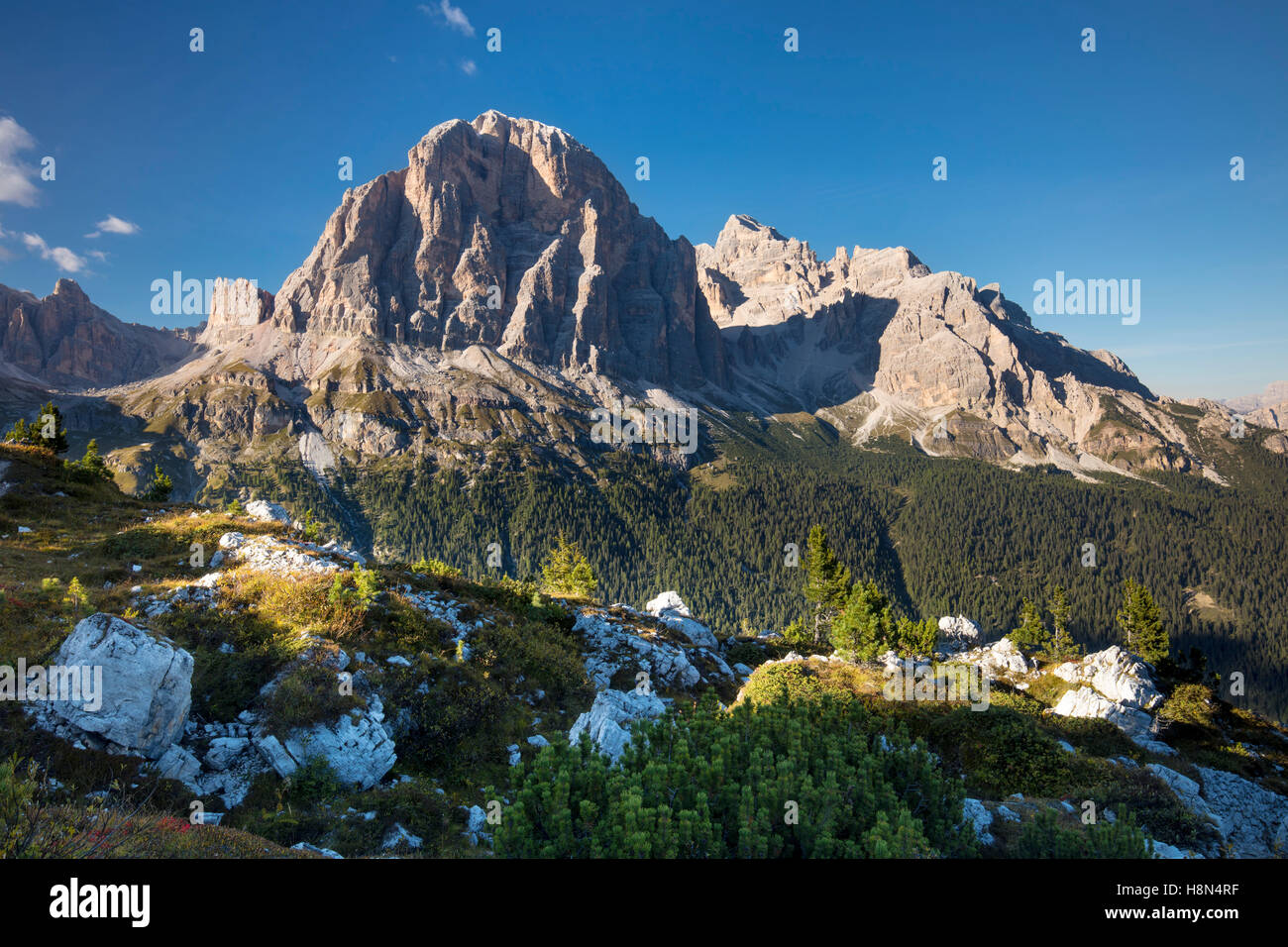 Soleil nocturne sur Tofana di Rozes, Dolomite montagnes près de Cortina d'Ampezzo, Vénétie, Italie Banque D'Images