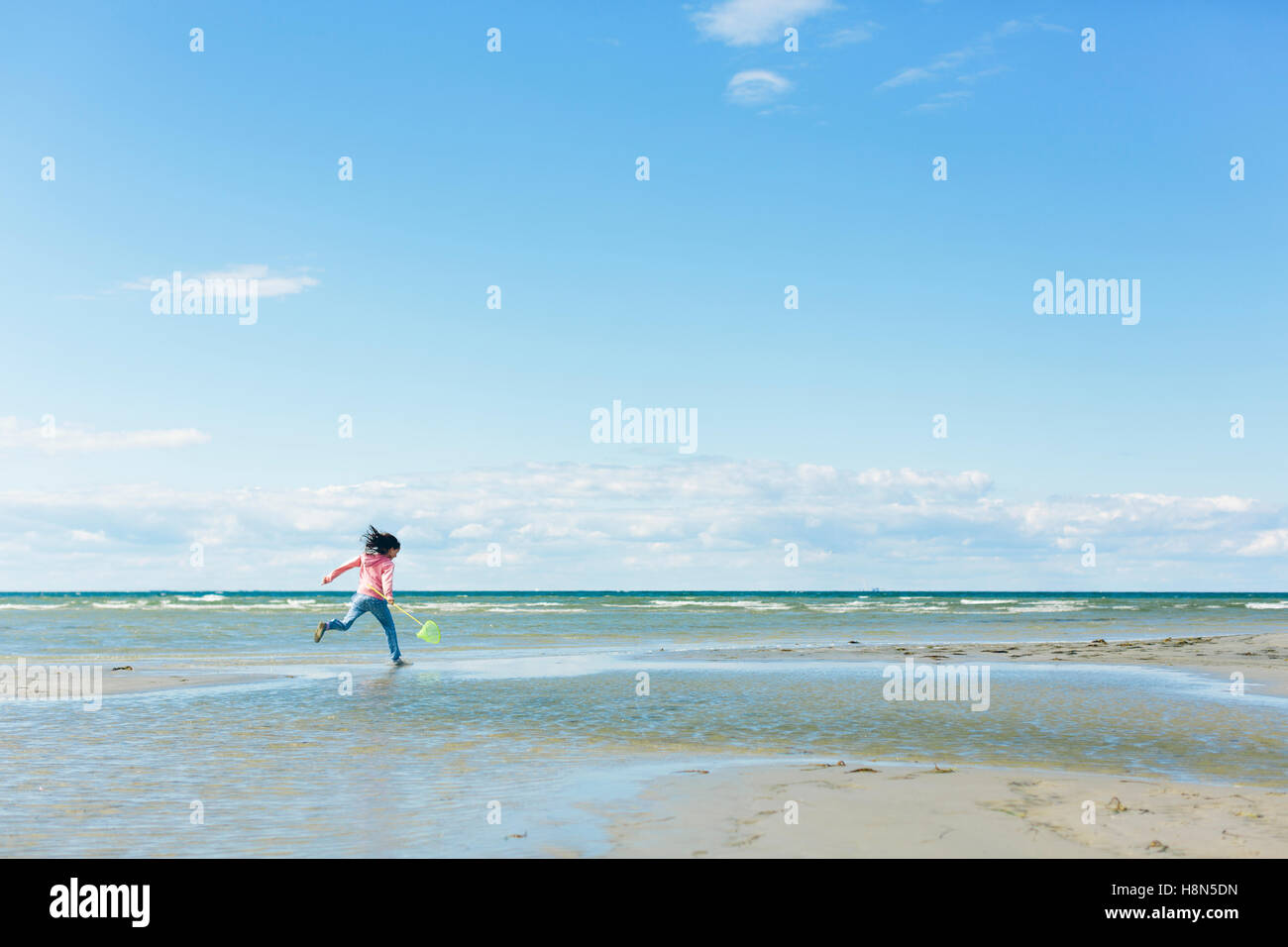 Jeune fille de 10 ans a la plage Banque de photographies et d’images à