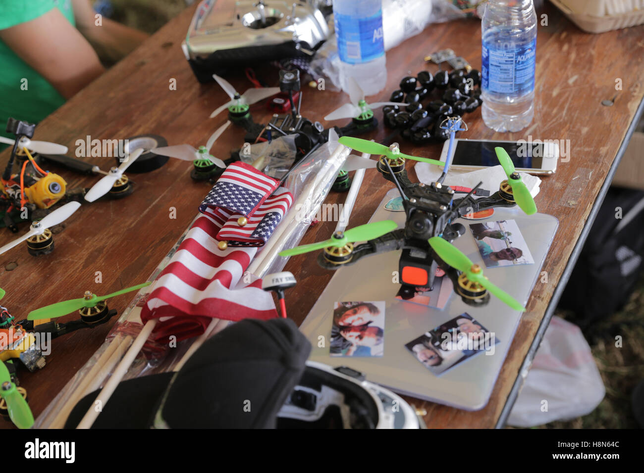 Mondes 2016 drone. La course de drone tenue le Koaloa ranch, O'hau island, Hawaii. Sur la photo : réparation Quad Banque D'Images Mondes 2016 drone. La course de drone tenue le Koaloa ranch, O'hau island, Hawaii. Sur la photo : réparation Quad Banque D'Images