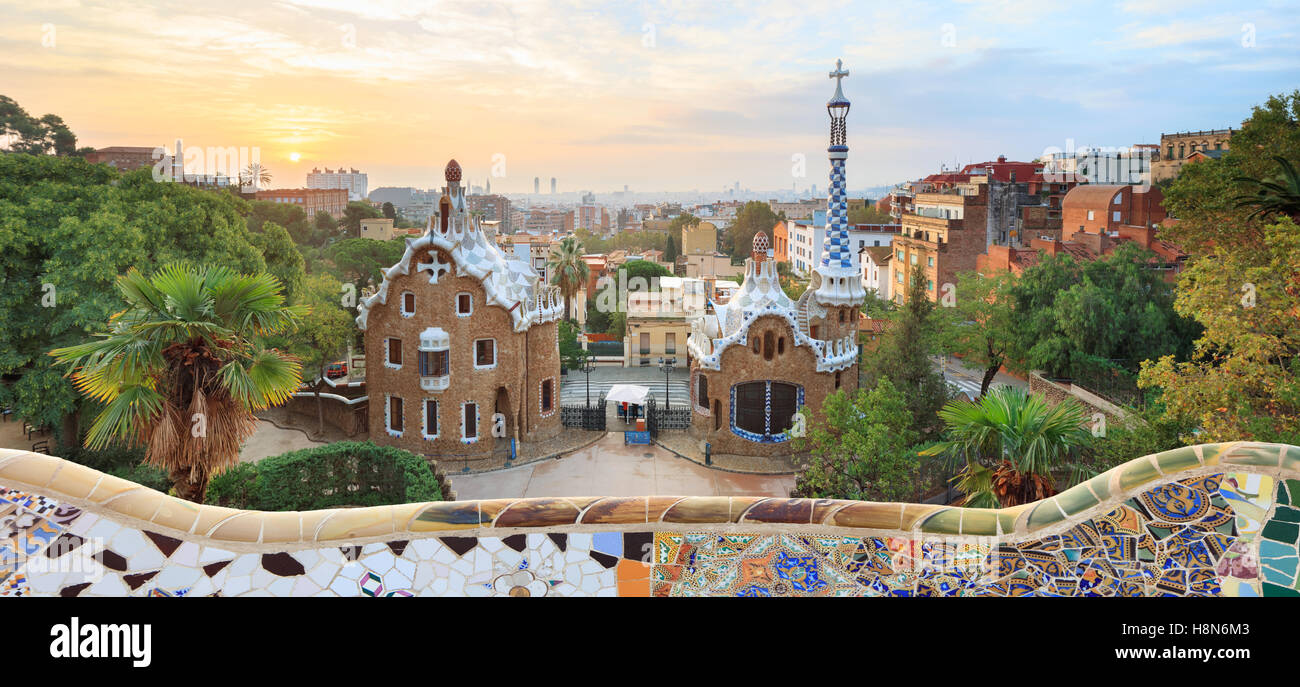 Le Parc Guell à Barcelone. Vue de l'entrée des maisons avec des mosaïques sur le premier plan Banque D'Images