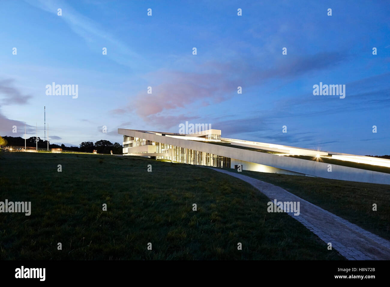 L'altitude de nuit éclairé avec l'approche des capacités. Musée Moesgaard, Aarhus, Danemark. Architecte : Henning Larsen, 2015. Banque D'Images