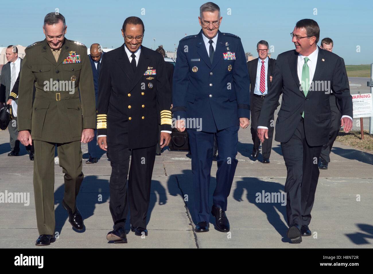 Joint Chiefs of Staff Président Joseph Dunford (à gauche), l'amiral Cecil D. Haney, général de l'Armée de l'Air John Hyten, et secrétaire américain à la défense, Ashton Carter participer dans le commandement stratégique cérémonie de passation de commandement à l'Offutt Air Force Base, le 3 novembre 2016 à Omaha, Nebraska. Banque D'Images