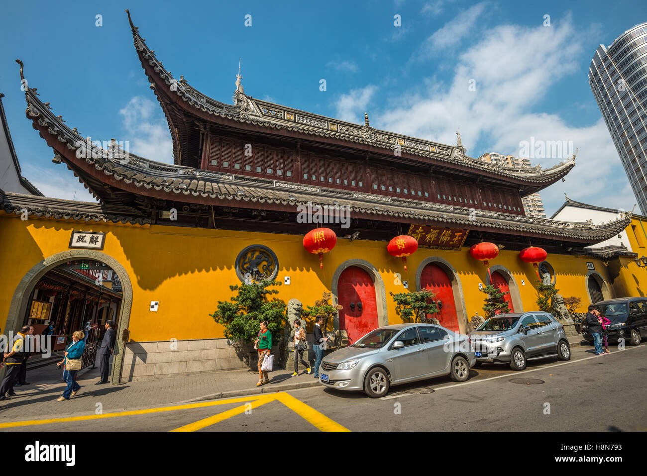 Un grand angle de vue de l'extérieur de Temple du Bouddha de Jade (fondé 1882) à Shanghai, Chine Banque D'Images