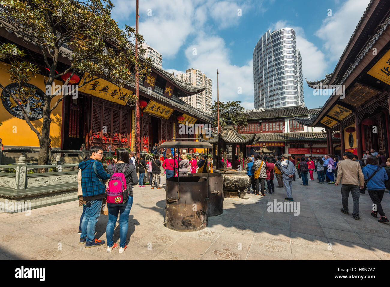 Personnes visitent le Temple du Bouddha de Jade (fondée en 1882) à Shanghai, Chine Banque D'Images