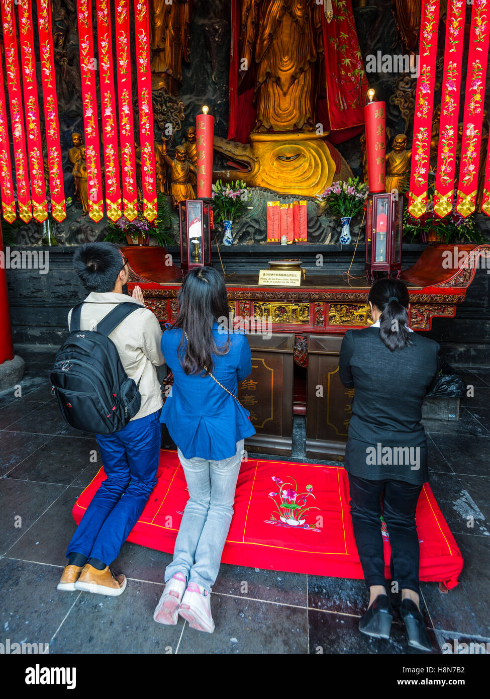 Les croyants chinois priant dans le Temple du Bouddha de Jade à Shanghai, Chine Banque D'Images