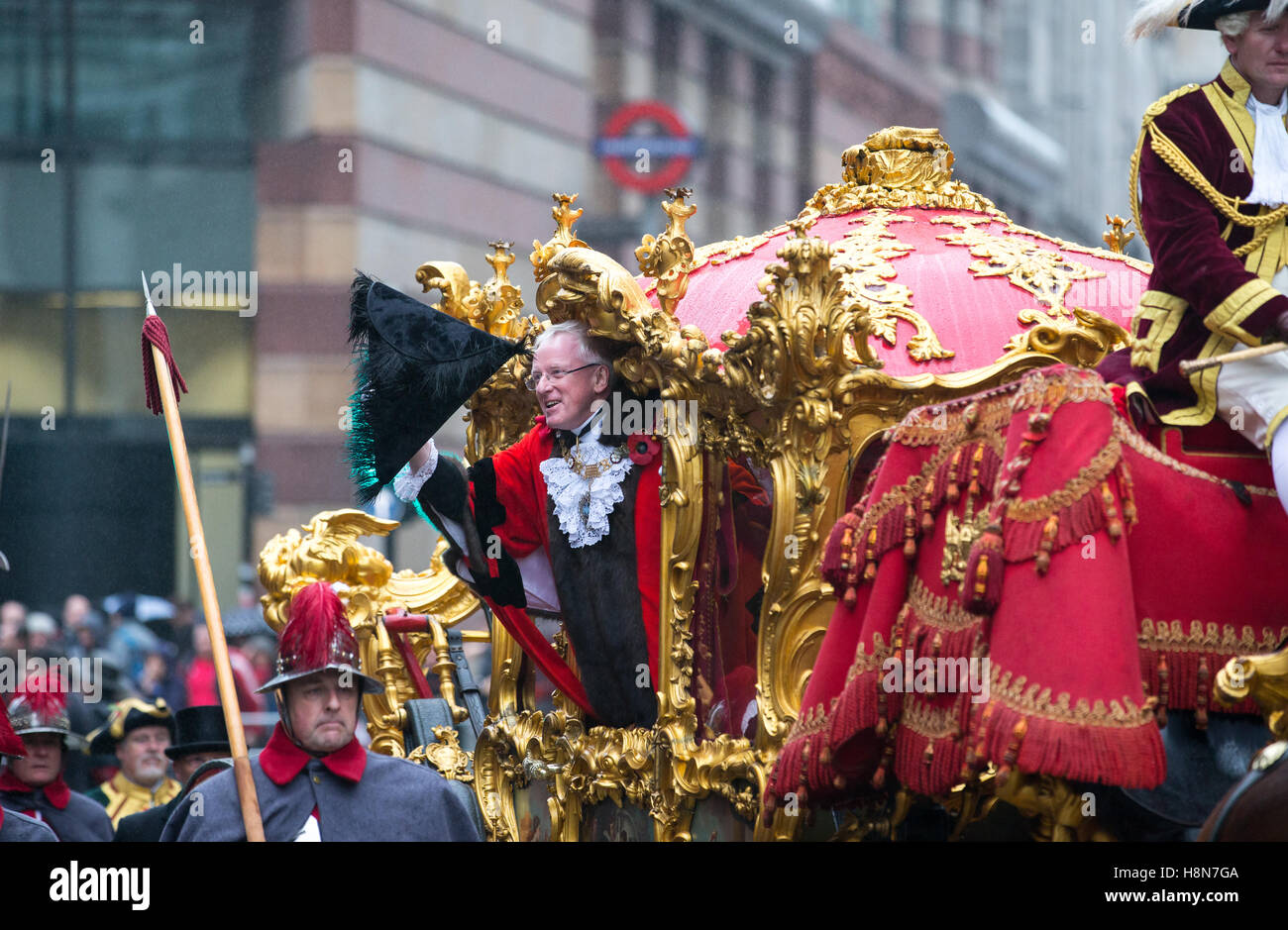 Lord Mayor, le Dr Andrew Parmley salue la foule lors de l'émission du Lord-maire à l'extérieur de l'hôtel particulier.Il est le 689th Maire Banque D'Images