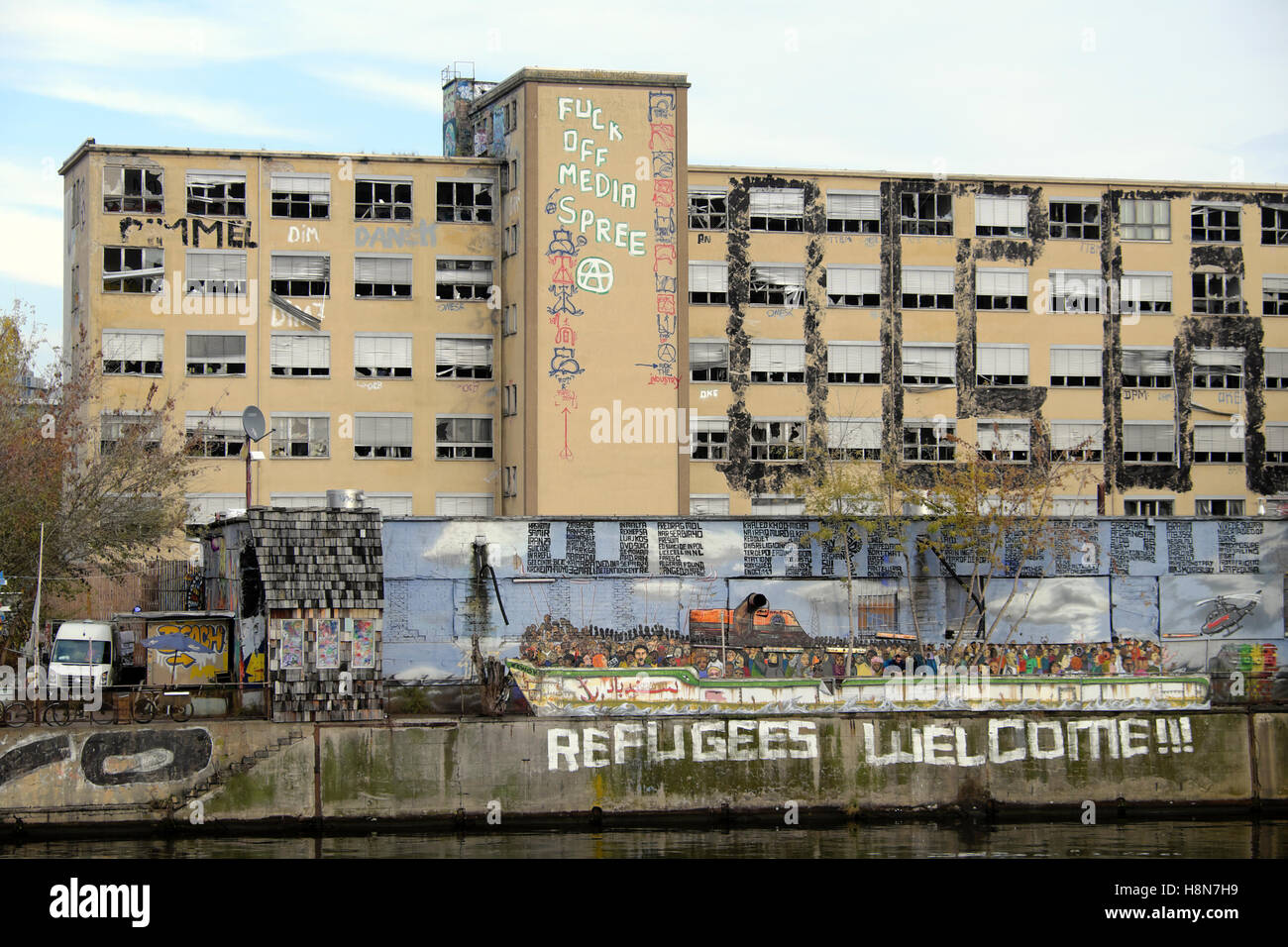 Réfugiés 'Bienvenue' graffiti sur le mur des berges 'Nous sommes un peuple' par la Spree à Friedrichshain, Berlin automne 2016 KATHY DEWITT Banque D'Images