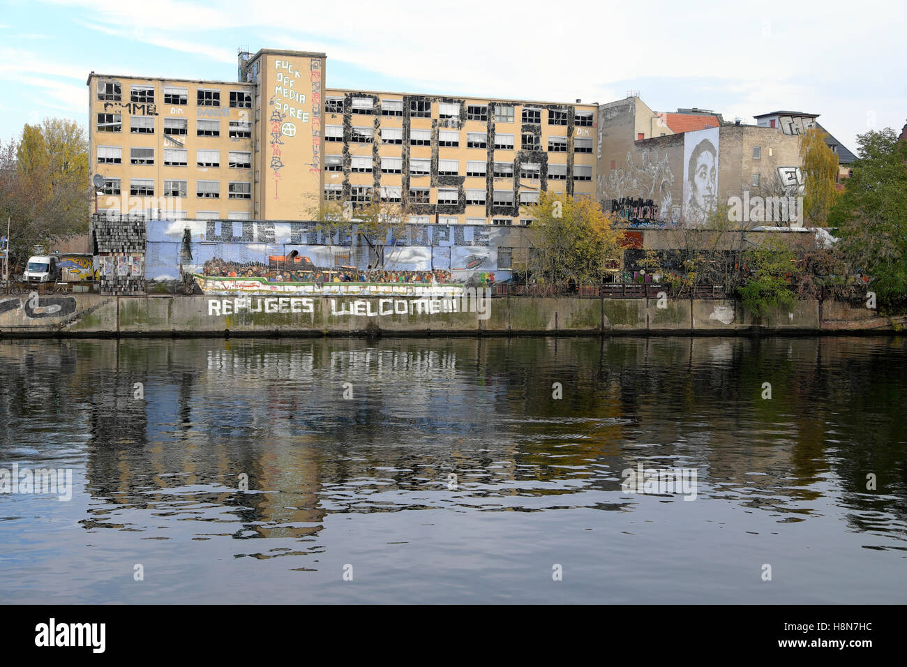 Réfugiés 'Bienvenue' signe sur la rivière mur de la Spree à Friedrichshain, Berlin automne 2014 KATHY DEWITT Banque D'Images