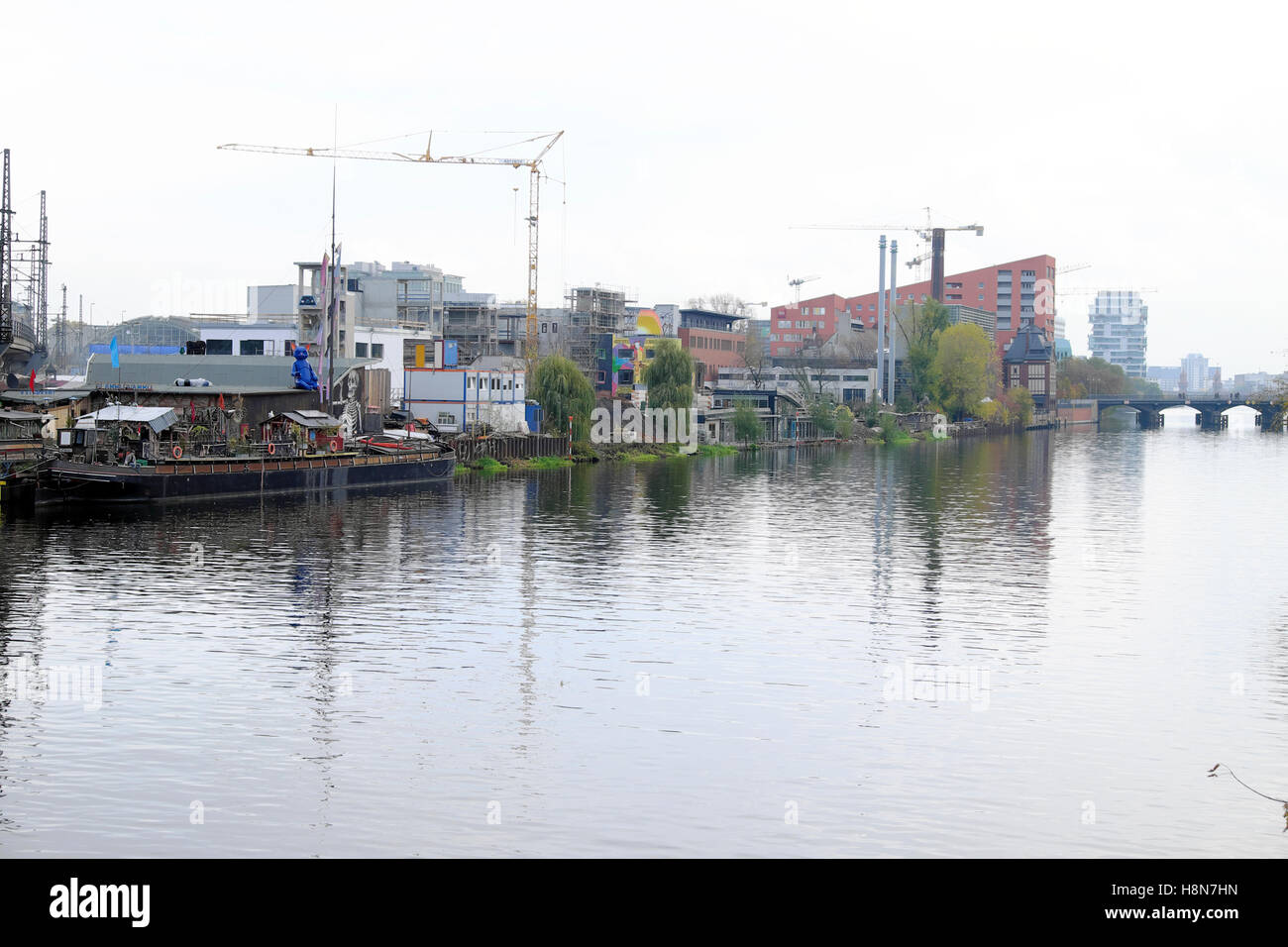 Voir site de la ville de Kater Blau nuit à l'extérieur le long du côté nord de la Spree à Friedrichshain, Berlin Allemagne UE KATHY DEWITT Banque D'Images